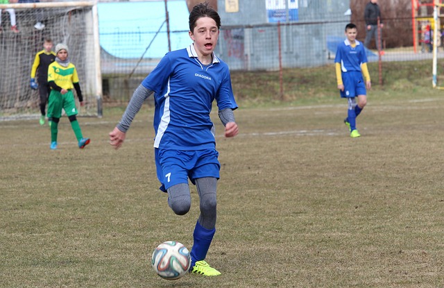 皇马在国家德比后失利，阿隆索面临下课危机，巴萨趁机领跑，西甲争冠形势严峻。