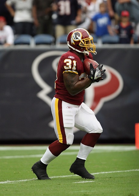 连续两赛季带不同球队欧战做客安菲尔德，阿隆索成历史第三人