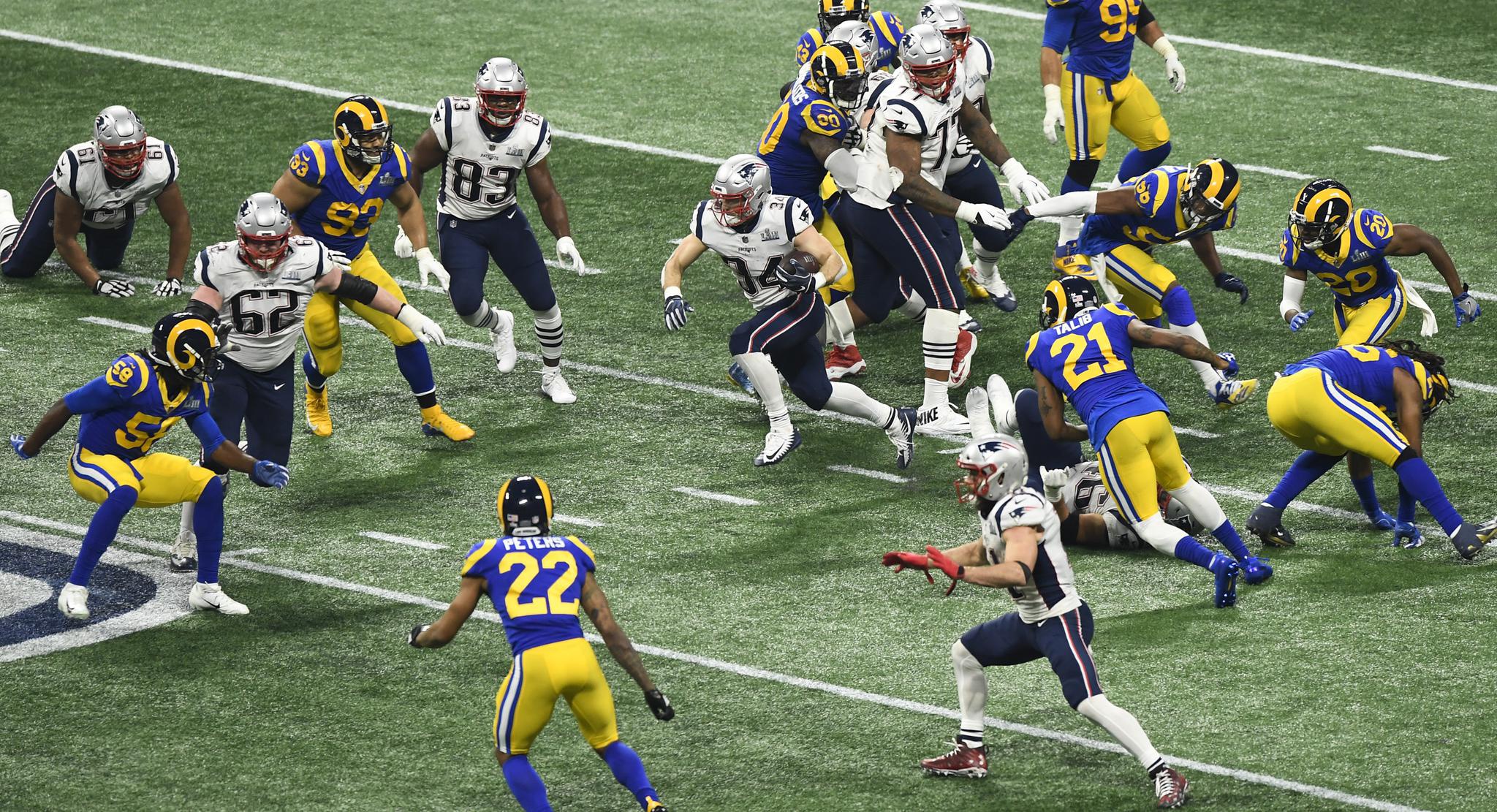 首圈，维斯塔潘起步良好抢到首位，皮亚斯特里挤进内线并过掉诺里斯上至第2，诺里斯第3。